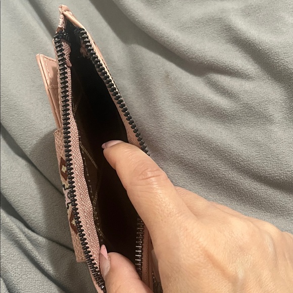 Wrangler Blush Wallet with Patterned Strap - Picture 4 of 6